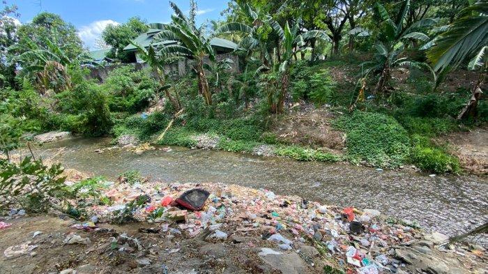 AMBON: Sampah yang menumpuk di Bantaran Sungai Lapiaso, Desa Waiheru, Kota Ambon, Minggu, (24/3/2024).