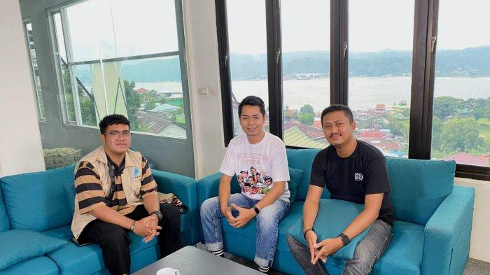 AMBON: Founder Jejak Muda Indonesia, Philips Christophel Anakotta bersama Co-founder, Frensly Loppies saat menjadi narasumber dalam program Tribun Ambon Podcast, Sabtu (23/3/2024).