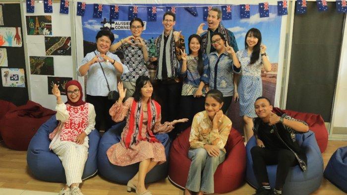 AMBON:Konsul-Jenderal Australia di Makassar, Todd Dias saat berpose bersama voluntees Aussie Banget Corner (ABC) Universitas Pattimura (Pattimura), Rabu (25/4/2024).
