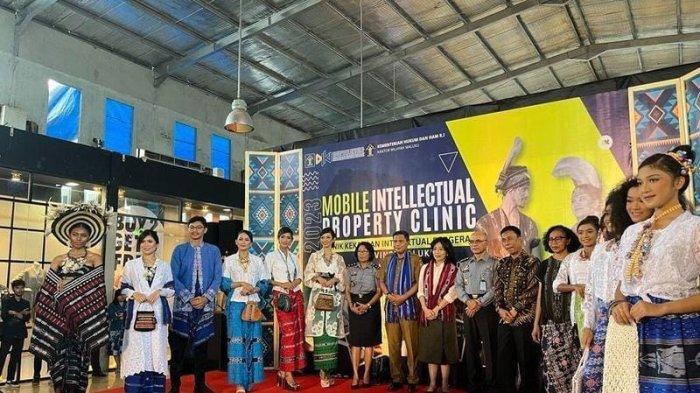 AMBON: Founder B'gaya by Efie, Efie Hehanussa saat foto bersama dengan para model dan stakeholders di acara Mobile Intellectual Property Clinic (MIPC) yang digelar di Maluku City Mall (MCM), Senin (28/8/2023).