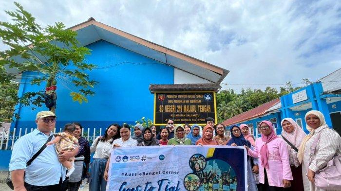 Aussie Banget Corner (ABC) Universitas Pattimura (Unpatti) saat berkunjung di SD Negeri 2019 Maluku Tengah, Sabtu (28/9/2024).