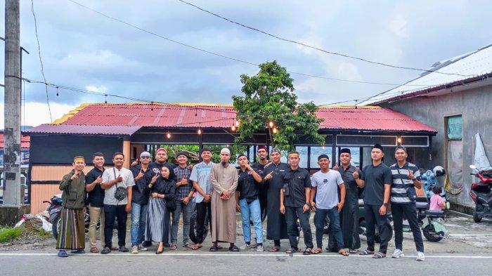 Komunitas Supermoto Indonesia Ambon Chapter seusai berfoto bersama sebelum mendengar ceramah atau tausyiah dari Ustad Rahman Fadli Badaruddin, Jumat (29/3/2024).