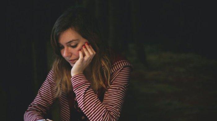 Menyadap ponsel pasangan bisa jadi pertanda Anda mengalami gangguan mental paranoid.(Unsplash/Kev Costello)
