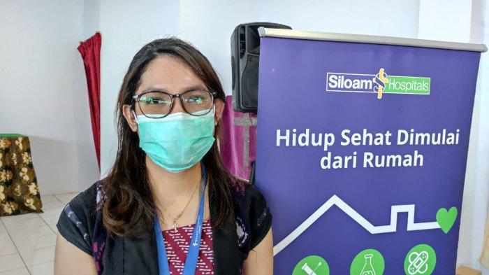 dr. Maria M. Renjaan memberi materi Health Talk mengenai pola hidup sehat serta cara mencegah asam urat dan kolesterol.