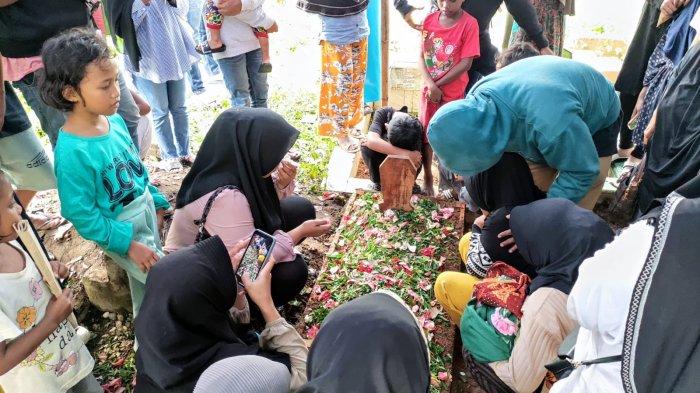 TribunAmbon.com / Jenderal Louis
AMBON: Isak tangis sang ibu meratapi kepergian putranya yang menjadi korban penganiyaan anak Ketua DPRD Kota Ambon, Senin (31/7/2023).