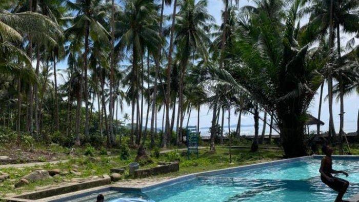 WISATA MALUKU: Kolam Mata Air Asol yang berhadapan langsung dengan pantai dan dikelilingi pohon kelapa, di Desa Oma, Kecamatan Pulau Haruku, Maluku Tengah.