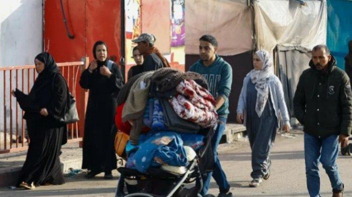 GAZA: Masyarakat sipil Gaza, Palestina ketika mengungsi dari utara ke selatan seiring Israel terus bombardir kawasan tersebut.