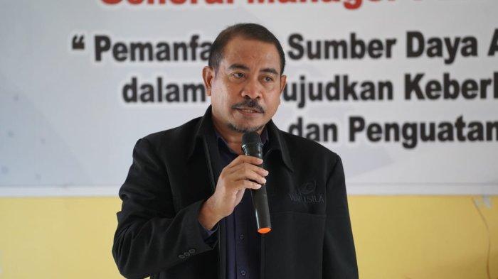 General Manager PT PLN Unit Induk Wilayah Maluku dan Maluku Utara (UIW MMU), Awat Tuhuloula saat memberikan kuliah umum di kampus Unidar Ambon.