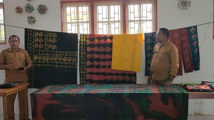 MALTENG: Kepsek dan Guru Pembimbing  membatik saat memperkenalkan hasil batikan para siswa di Sekolah tersebut, Masohi, Selasa (7/5/2024).