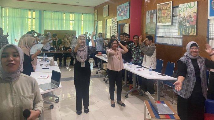 LITERASI DIGITAL: Peseta saat mengikuti gerakan Senam Punguin, Selasa (7/5/2024).