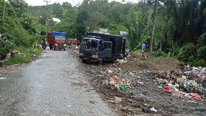 AMBON: Sampah dibuang di kawasan Ahuru, Kota Ambon, Selasa (7/5/2024).