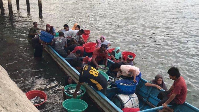 HARGA IKAN: Sekelompok jibu-jibu sedang bertransaksi hasil tangkapan di Pelabuhan Huseka'a, Negeri Hitu,Kecamatan Leihitu, Maluku Tengah.