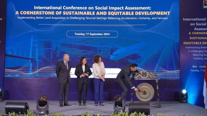 Menteri Agraria dan Tata Ruang/Kepala Badan Pertanahan Nasional (ATR/BPN), Agus Harimurti Yudhoyono (AHY) membuka International Conference on Social Impact Assessment, di Hotel Ritz-Carlton Jakarta, Selasa (17/09/2024).