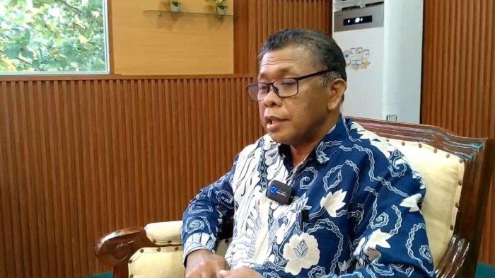 EFISIENSI ANGGARAN - Rektor IAIN Ambon, Abidin Wakano saat diwawancarai terkait dampak efisiensi anggaran di ruang kerjanya, Selasa (18/2/2025). Katanya, sejumlah karyawan IAIN Ambon terpaksa dirumahkan karena dampak efisiensi anggaran.