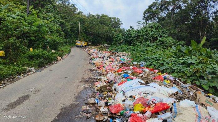 Sampah yang berserakan di lahan kosong, Ahuru, Kota Ambon, Senin (07/08/2023).