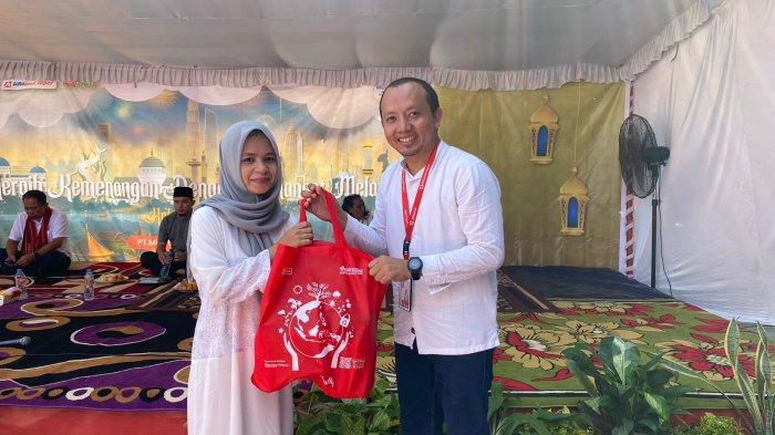 Penyerahan simbolis oleh Branch Manager Alfamidi Ambon, Markus Nurdianto kepada Anak Panti Asuhan Yayasan Melati Alkatiri Ambon.