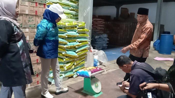 SIDAK BAPOK : Wakil Wali Kota Tual Amir Rumra saat melakukan sidak di beberapa distributor, Kamis (20/3/2025)