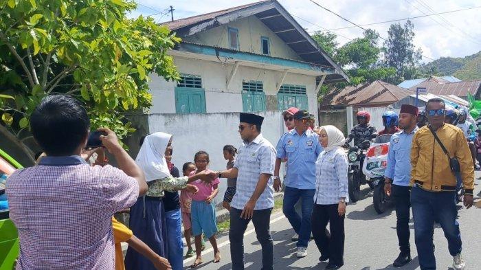 Aziz Hentihu dan Gadis Umasugi saat menyapa warga Jikumerasa, kecamatan Lilialy, Kabupaten Buru, Maluku, Kamis (29/8/2024).