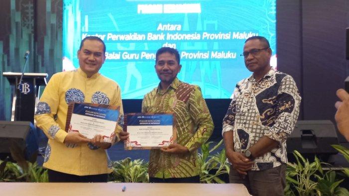Kepala BI Maluku Rawindra Ardiansah bersama Kepala BGP Maluku La Mansur dan Sekdis Pendidikan Ambon John Sanders saat kegiatan Training of Trainers (ToT) Teknis Modul Ajar Cinta Bangga Paham Rupiah (CBP Rupiah) kepada 200 Guru Penggerak di Ambon, berlangsung di Hotel Santika Premiere, Jumat (31/5/2024).