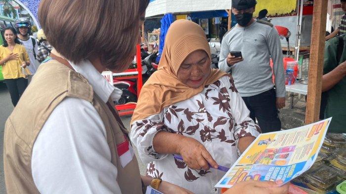 BPOM AMBON -- Salah satu pegawai Balai Pengawas Obat dan Makanan di Ambon saat sosialisasi ke warga terkait cara memilih dan mengkonsumsi pangan selama Ramadan dan menjelang Idulfitri. BPOM Ambon terus meningkatkan pengawasan pangan di Provinsi Maluku selama bulan Ramadan dan menjelang Hari Raya Idulfitri 1446 H/2025 M.