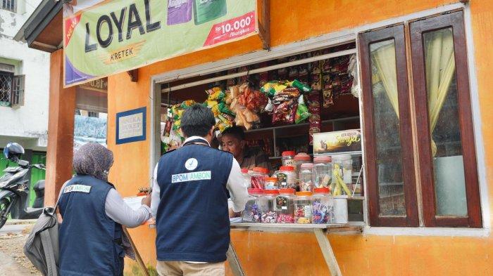 INTESIFIKASI PANGAN -- BPOM Ambon melakukan pengawasan terhadap sarana distribusi pangan di berbagai tempat seperti ritel, toko, kios, supermarket, serta swalayan. BPOM Ambon melakukan pengawasan mencakup pengecekan kemasan, label, izin edar, serta tanggal kedaluwarsa produk pangan.