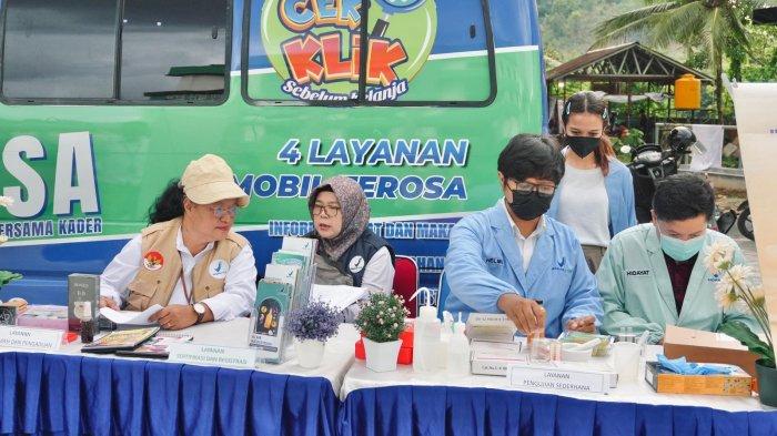 MOBIL TEROSA -- BPOM Ambon mengerahkan inovasi layanan publik berupa Mobil Terosa (Mobil Keliling Pelayanan Terpadu Obat dan Makanan Bersama Kader) untuk menyediakan layanan informasi dan pengaduan, pemantauan obat dan makanan, pengujian pangan menggunakan Rapid Test Kit, serta layanan konsultasi dan sertifikasi produk selama Ramadan 2025.