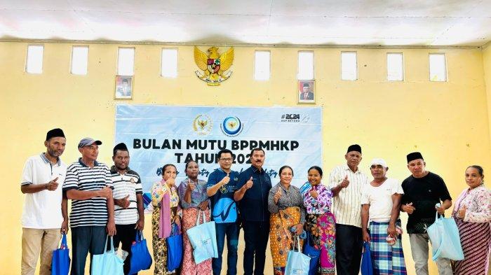 BPPMHKP Ambon bersinergi dengan Komisi IV DPR RI menyerahkan 856 paket atau sekitar 2,5 ton ikan sehat dan bermutu pada Kegiatan Bulan Mutu Badan Pengendalian dan Pengawasan Mutu Hasil Kelautan dan Perikanan (BPPMHKP) Tahun 2024