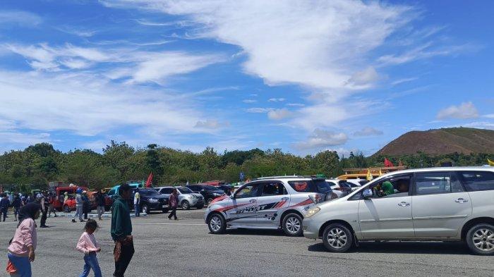 Terlihat kendaraan roda empat telah memenuhi hampir seluruh area parkir bandar Namniwel, Kabupaten Buru, Maluku, Kamis (29/8/2024)