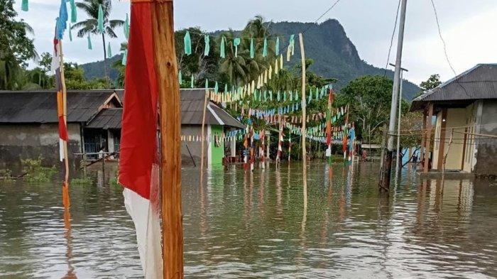 BANJIR ROB - Tampak sejumlah rumah di desa Salagur Air, Kecamatan Siritaun Wida Timur, kabupaten Seram Bagian Timur (SBT), Selasa (1/4/2025).