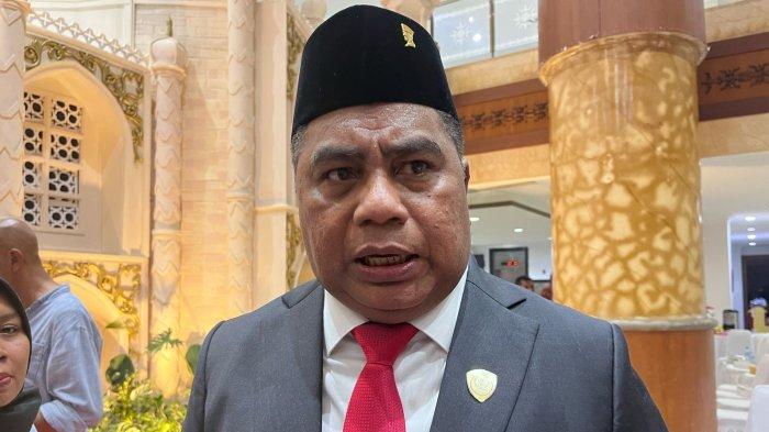 EFISIENSI ANGGARAN - Ketua DPRD Maluku, Benhur Watubun saat diwawancarai terkait kebijakan efisiensi anggaran di Gedung DPRD Maluku, Kamis (6/3/2025). Menurutnya, kebijakan efisiensi anggaran harus menerapkan skala prioritas.