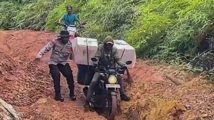 Pengawalan Kotak Suara dari TPS Ke PPK Oleh Aparat Kepolisian Buru Selatan Saat Melewati Medan Terjal, Jumat (29/11/224).