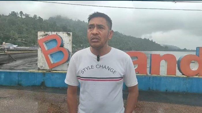 Camat Tehoru, Rusman Angkotasan saat diwawancara di Baranda Tehoru, Kamis (13/7/2023).