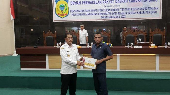 PJ Bupati Buru Syarief Hidayat saat serahkan rancangan perda ke ketua DPRD Buru M.Rum Soplestuny, Rabu (19/6/2024).