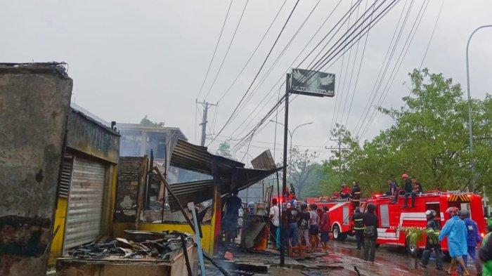 Pemadam kebakaran tengah berupaya memadamkan kebakaran di Desa Poka, Kecamatan Teluk Ambon, Kota Ambon, Rabu (13/3/2024) Sore.