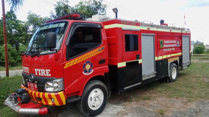 DAMKAR SBT - Satu unit mobil pemadam kebakaran pemerintah kabupaten Seram Bagian Timur, saat terparkir di pelataran rumah warga, Selasa (11/3/2025).