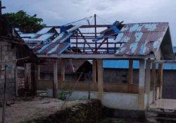 ANGIN KENCANG - Kondisi Balai Desa Lahema, Kecamatan Wakate, Kabupaten Seram Bagian Timur (SBT), pasca diterjang angin kencang, Sabtu (8/2/2025) siang. Sedikitnya, tiga ruma rumah mengalami kerusakan parah, beberapa atap rumah warga di dekat pesisir pantai bahkan ikut terlepas akibat kondisi angin kencang.