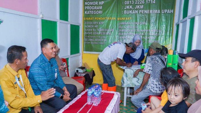 Direktur Utama BPJS Ketenagakerjaan Anggoro Eko Cahyo menjumpai pekerja di desa, di Provinsi Gorontalo