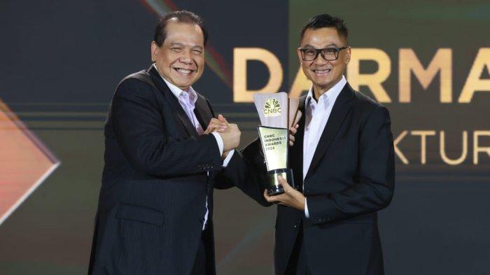 Direktur Utama PT PLN (Persero), Darmawan Prasodjo saat menerima penghargaan CEO of The Year untuk ketiga di ajang CNBC Indonesia Awards 2024 pada Rabu (11/12).