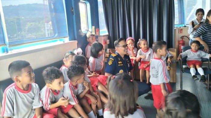 Saat bercengkerama Kepala Bidang SBNP dan Armada, Dr. Capt. Ari wibowo dengan anak-anak PAUD Sejahtera di Kapal Negara (KN) Alpharad yang bersandar pada Dermaga Distrik Navigsi Ambon, Kamis (17/10/2024).