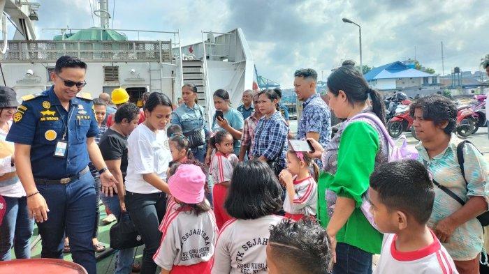 Kepala Bidang SBNP dan Armada, Dr. Capt. Ari wibowo bersama Siswa siswi Paud Sejahtera dan para orang tua dalam kegiatan Navigasi Goes To School, Kamis (17/10/2024).