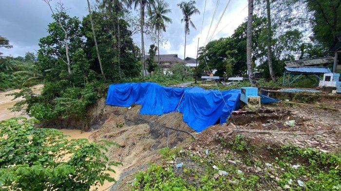 Longsor yang makin para di area bantaran sungai Wailela, Desa Rumah Tiga, Kota Ambon, Sabtu (8/6/2024).