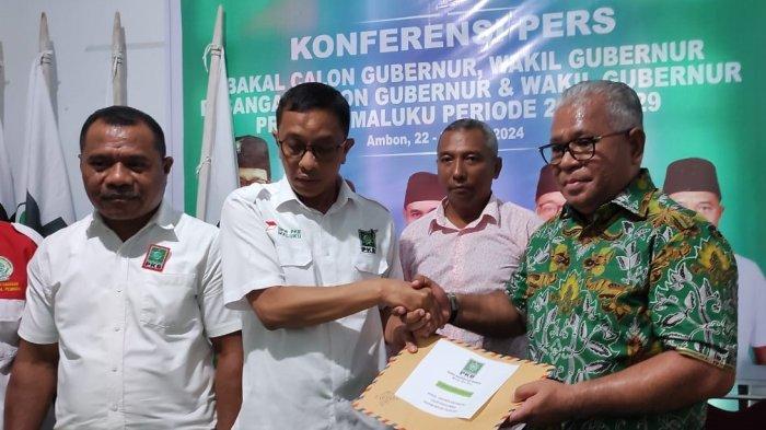 Bakal calon Gubernur Maluku, Febry Calvin Tetelepta saat menyerahkan berkas pendaftaran kepada tim penjaringan DPW PKB, Sabtu (27/4/2024).