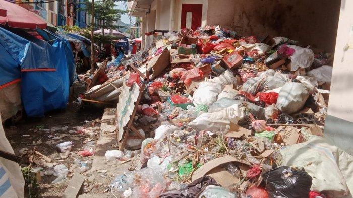 Tumpukan sampah dibelakang gedung Mardika, Desa Batu Merah, Kecamatan Sirimau, Kota Ambon, Sabtu (18/1/2025).