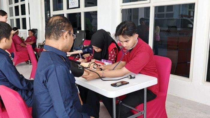 HUT BPOM -- Kepala Balai POM di Ambon, Tamran Ismail saat donor darah di Kantor BPOM Ambon, dalam rangka memperingati Hari Ulang Tahun (HUT) ke-24 BPOM Senin (17/02/2025).