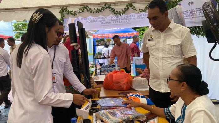 PRODUK OLAHAN WARGA LAPAS MALUKU - Pegawai Lapas Wonreli saat melayani pembeli yang datang di stand mereka menanyakan hasil kerajinan warga binaan Lapas Wonreli dari bahan dasar tanduk Kerbau menjadi berbagai aksesoris bernilai , Senin (28/4/2025).