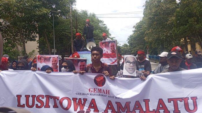 AKSI DEMONSTRASI - Puluhan masyarakat Negeri Haya Kecamatan Tehoru gelar aksi demonstrasi di depan Kantor Bupati Maluku Tengah, Rabu (12/3/2025).