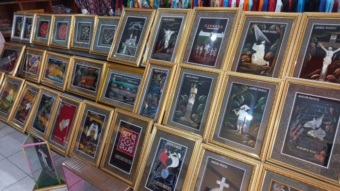 Hiasan dinding dari kulit kerang dijual di The Ambon Manise Shop