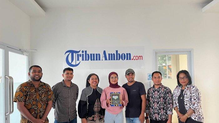 Para dosen dan Kaprodi Ilmu Komunikasi IAKN Ambon bersama Koordinator Liputan Tribun Ambon Fandi Wattimena dan Supervisor Bisnis, Adjeng Hatalea saat Studi Ekskursi lokal di Kantor Tribun Ambon, Rabu (1/8/2024)