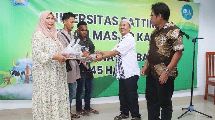 Penyerahan daging kurban kepada mahasiswa Unpatti, Jemaah Masjid dalam rangkaian Perayaan Hari Raya Iduladha di lingkup Universitas Pattimura dilaksanakan  di pelataran Masjid Malah Madira Kampus Unpatti, Ambon, Selasa (18/06/2024).