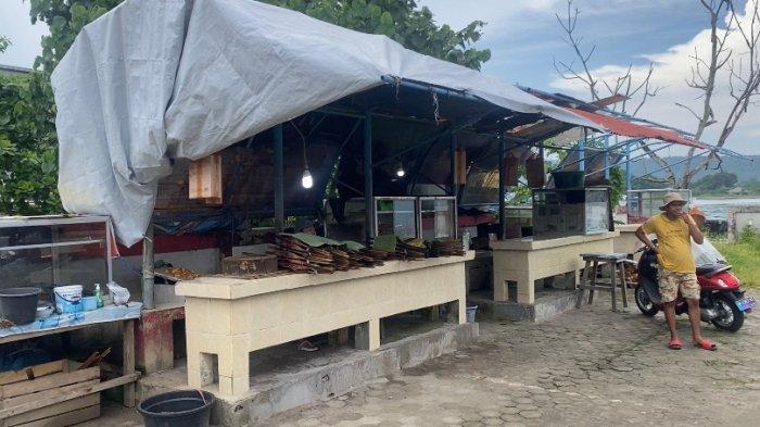 
Pusat oleh-oleh ikan asar di Galala Hative Kecil, Ambon, Minggu (15/01/2023). 
